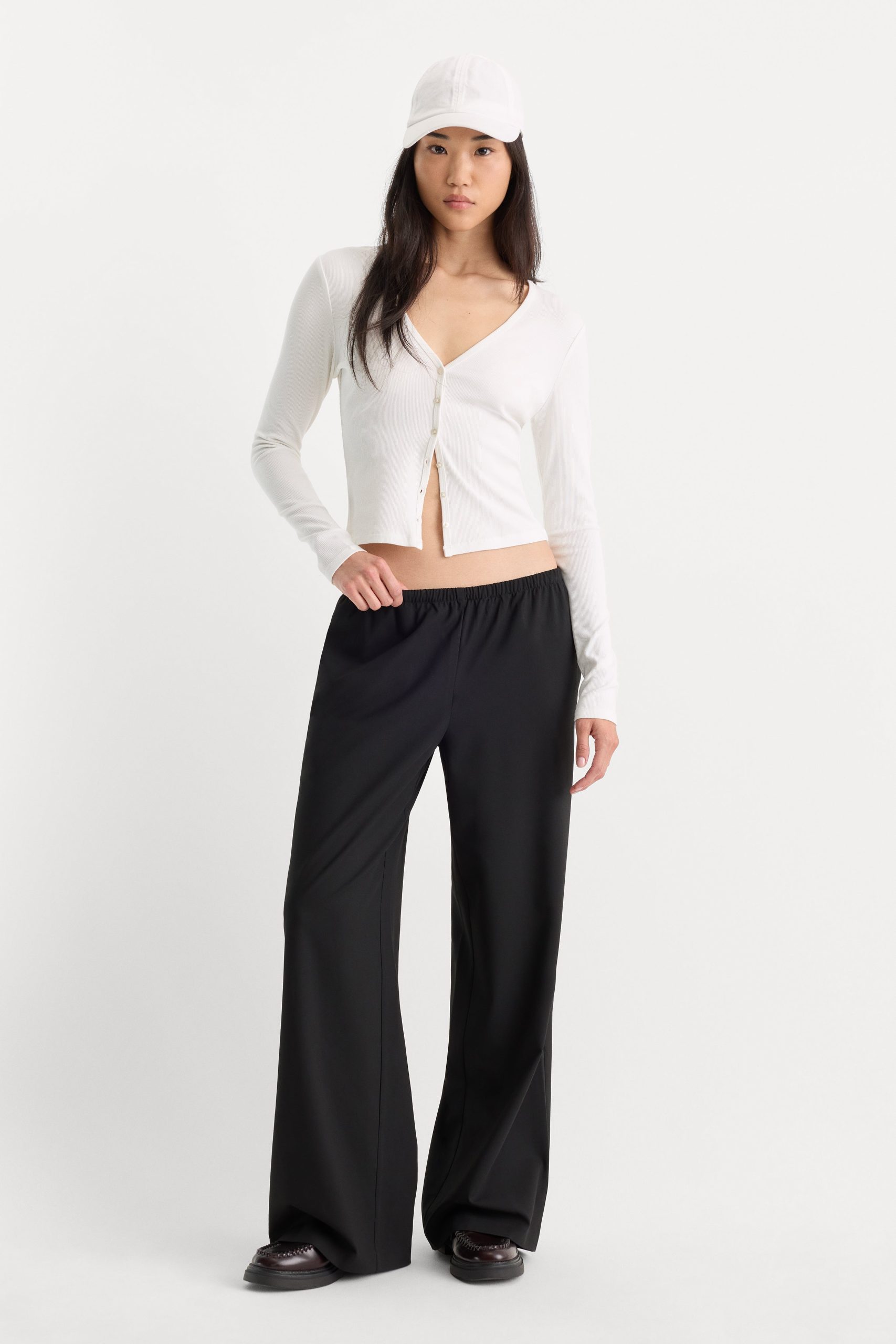 THE RIB V NECK CARDIGAN | CHALK - Image 3
